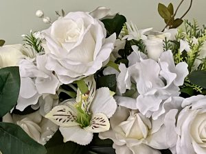 Lady R Florals white Tabletop arrangement
